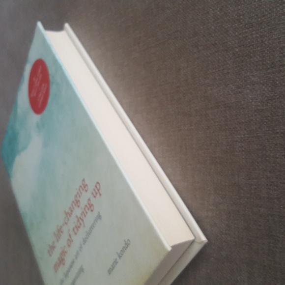The Life-Changing Magic of Tidying Up, by Marie Kondo - Picture 4 of 7